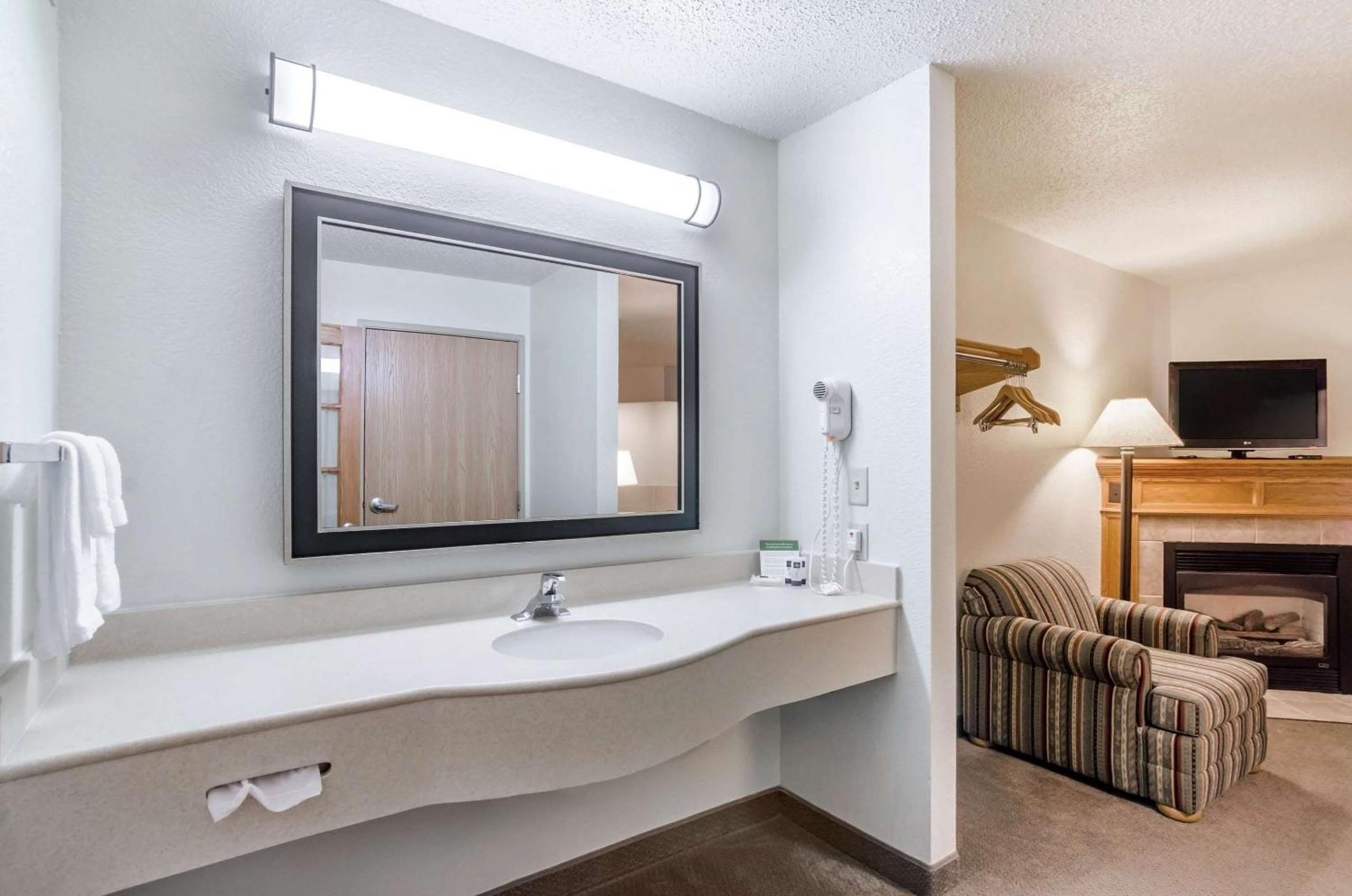 Rodeway Inn Hesston Ngoại thất bức ảnh