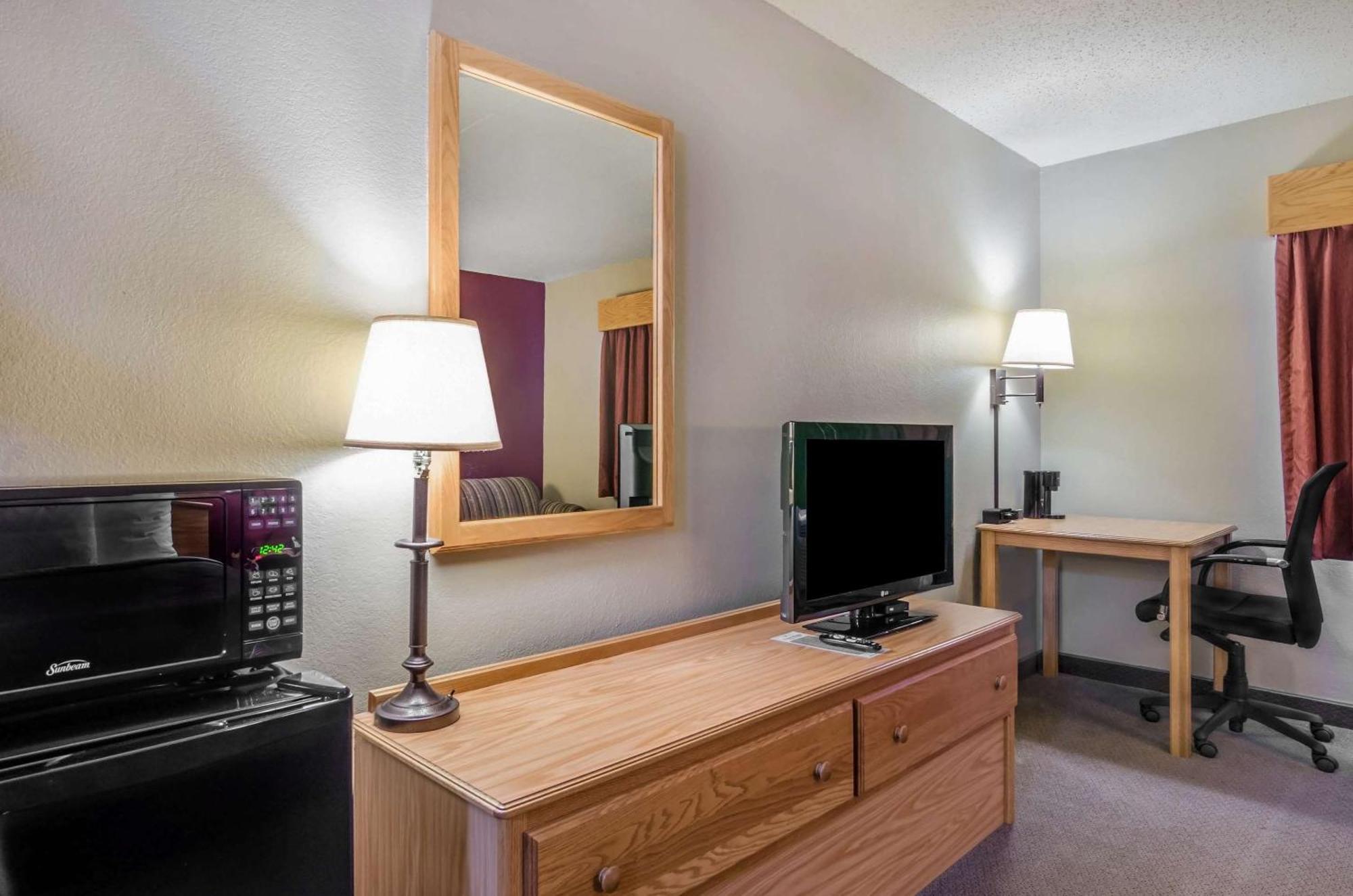Rodeway Inn Hesston Ngoại thất bức ảnh