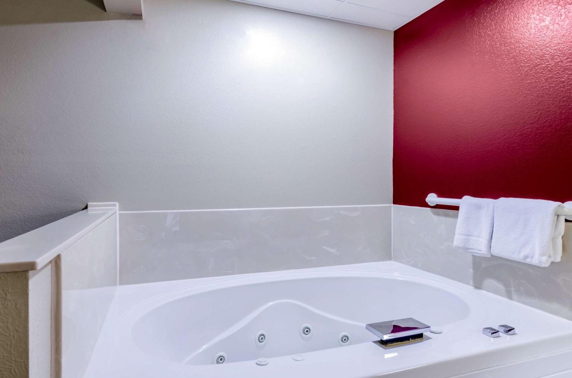Rodeway Inn Hesston Ngoại thất bức ảnh
