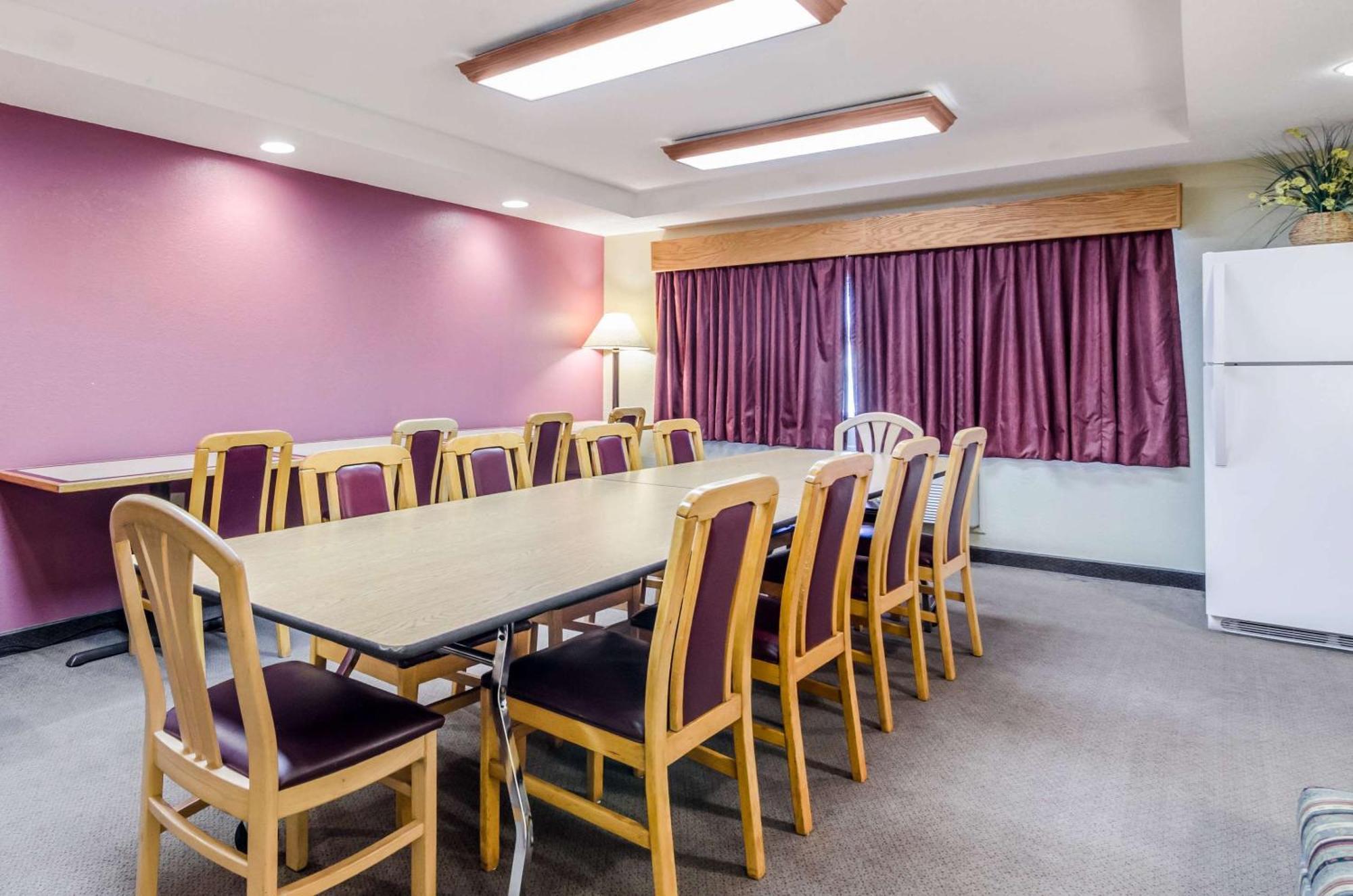Rodeway Inn Hesston Ngoại thất bức ảnh