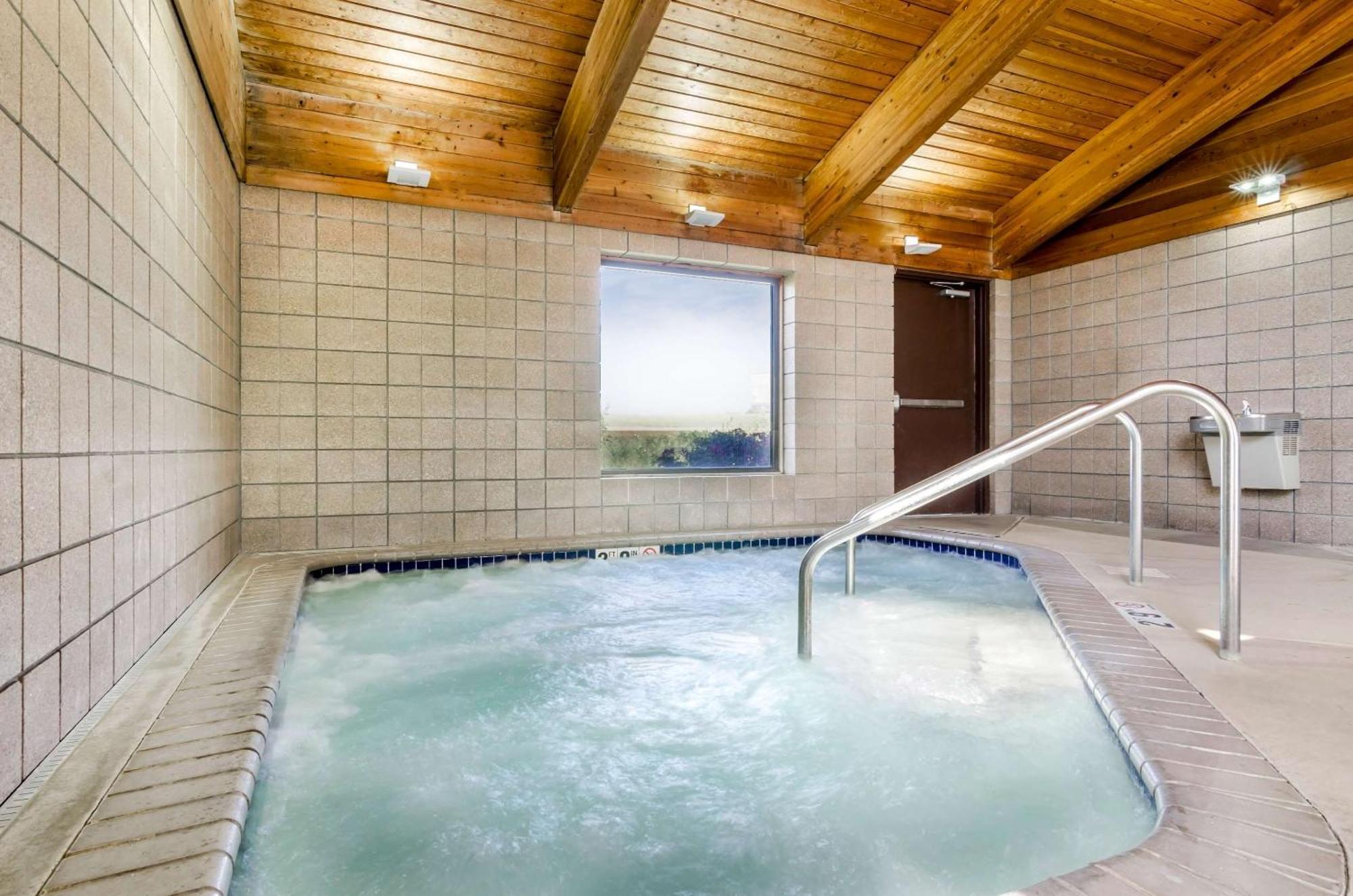 Rodeway Inn Hesston Ngoại thất bức ảnh
