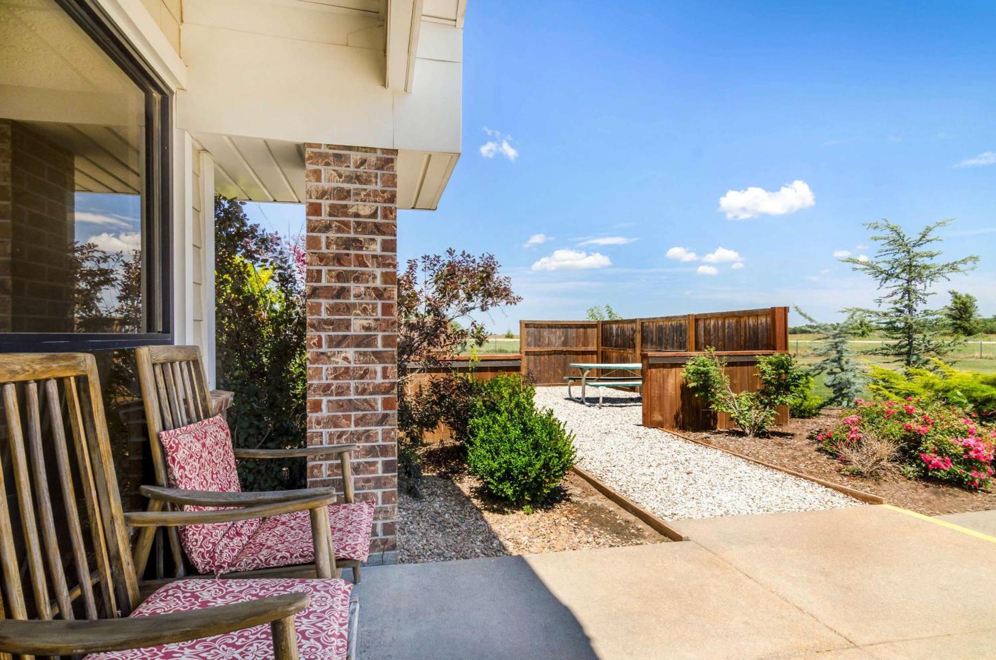 Rodeway Inn Hesston Ngoại thất bức ảnh