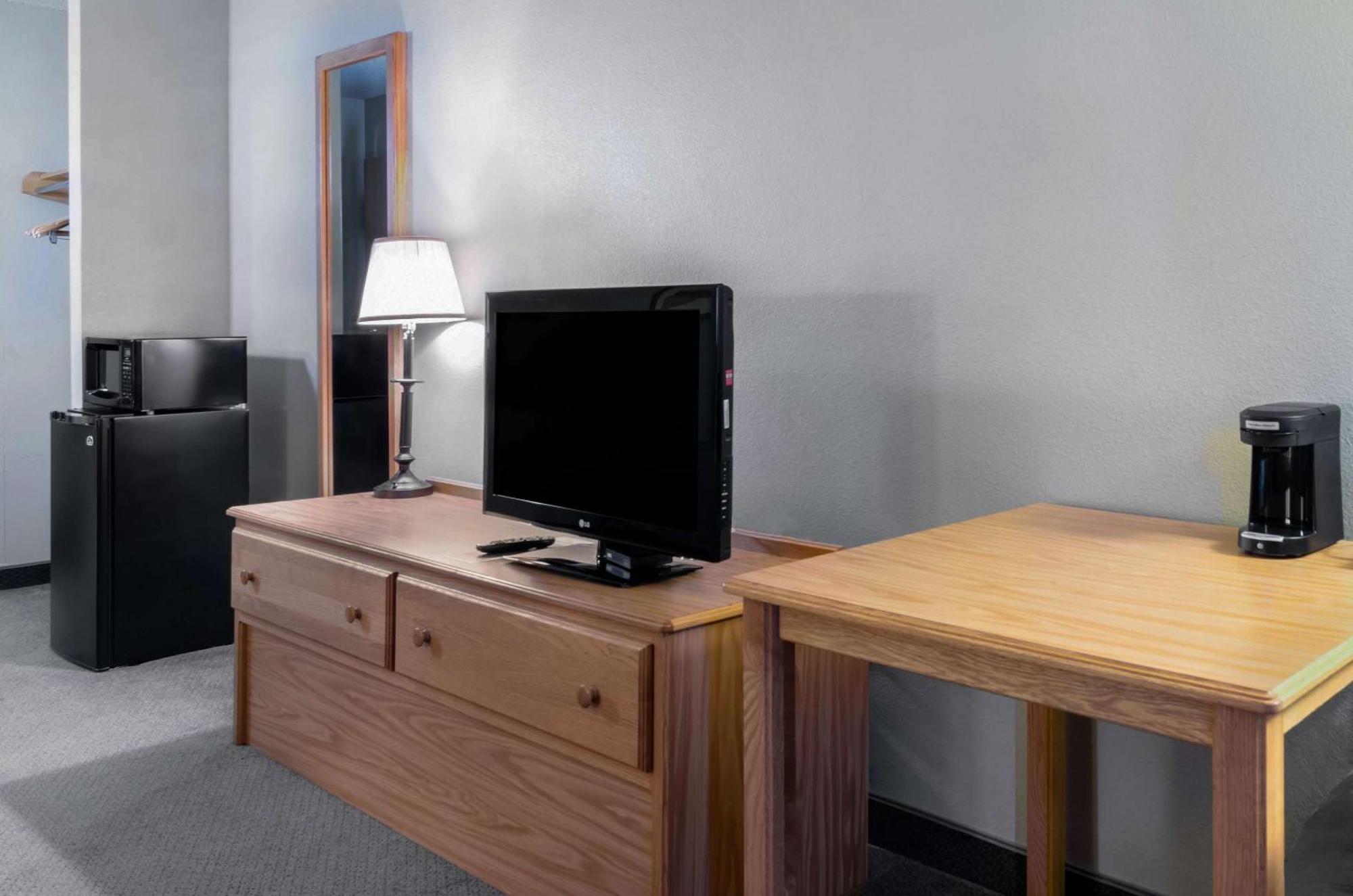 Rodeway Inn Hesston Ngoại thất bức ảnh