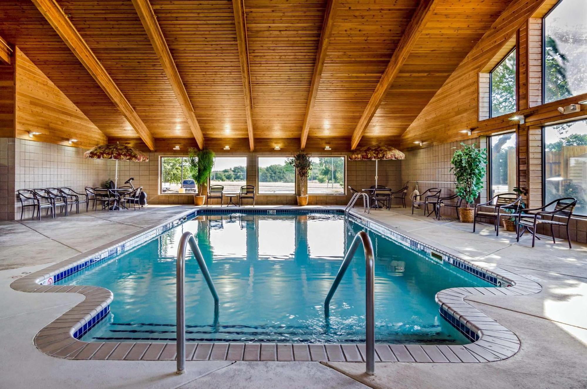 Rodeway Inn Hesston Ngoại thất bức ảnh