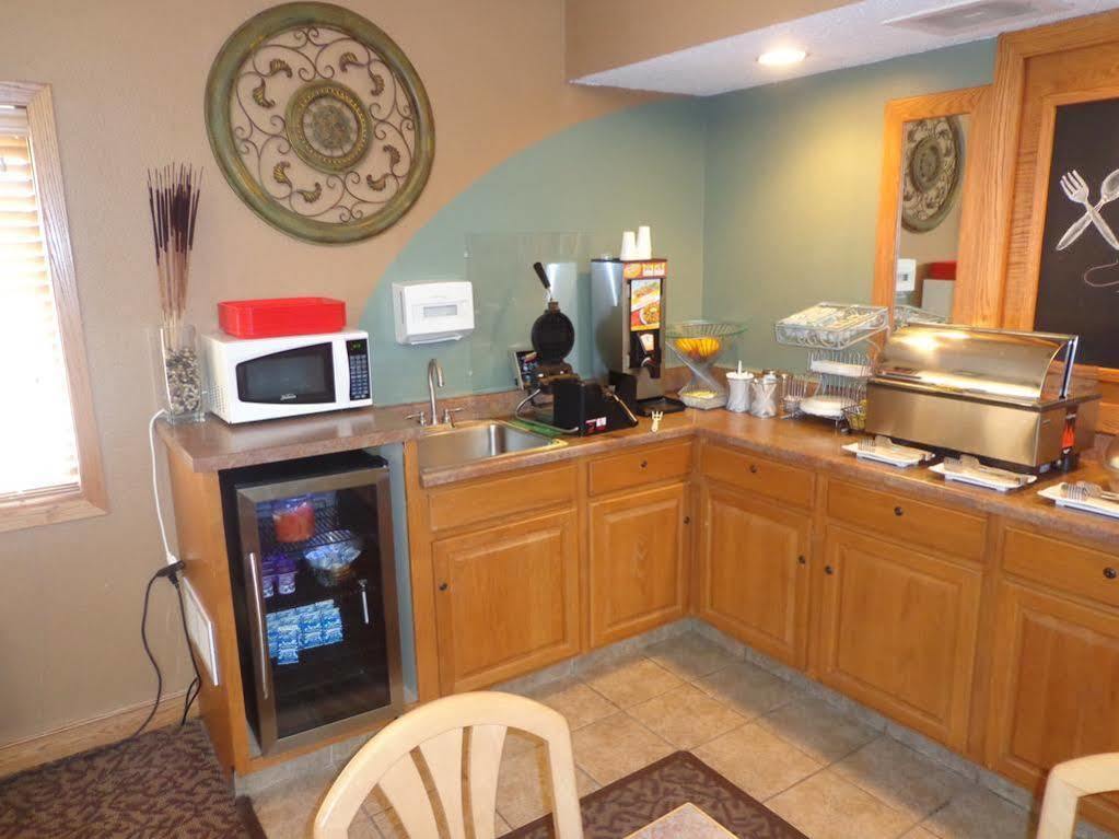 Rodeway Inn Hesston Ngoại thất bức ảnh