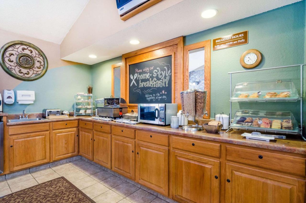 Rodeway Inn Hesston Ngoại thất bức ảnh